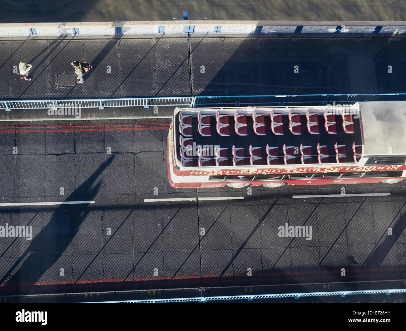 Svuotare open top London sightseeing double decker bus visto attraverso il vetro di elevato livello marciapiede, il Tower Bridge di Londra, Inghilterra Foto Stock