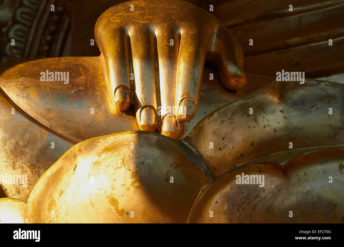 Golden Budda lato parco di Battersea Pagoda della Pace Londra Inghilterra Europa Foto Stock