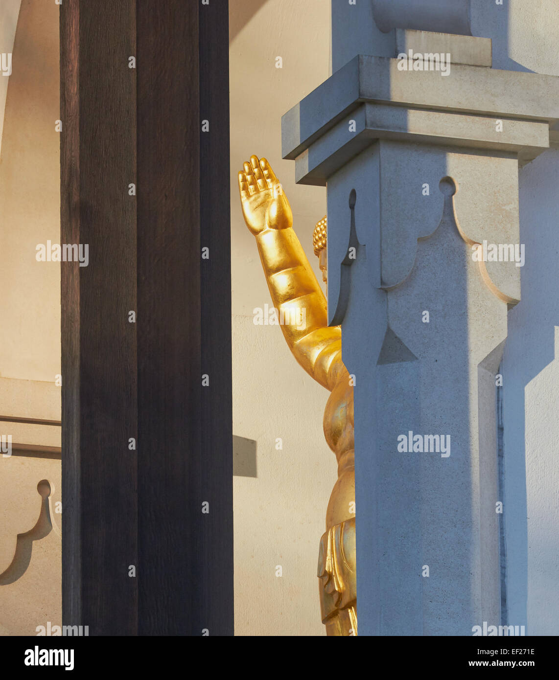Statua del Buddha compiendo gesti Battersea Park Pagoda della Pace Londra Inghilterra Europa Foto Stock