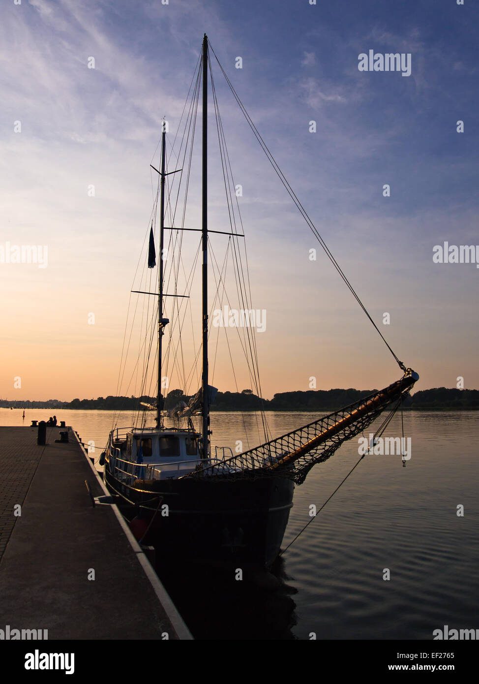 Una nave a vela nel porto della città di Rostock (Germania). Foto Stock