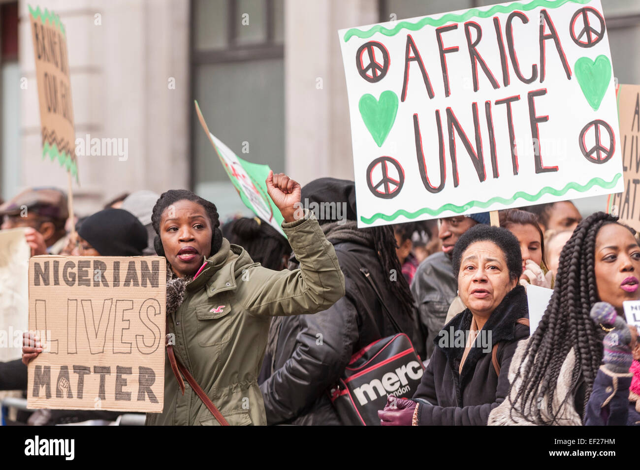 Londra, Regno Unito. Il 25 gennaio 2015. I dimostranti si riuniscono al di fuori dell'Ambasciata della Nigeria su Northumberland Avenue a Londra per protestare contro i militanti di Boka Haram e il sequestro di 200 studentesse. I manifestanti esigono risposte, azione e la loro libertà. Credito: Stephen Chung/Alamy Live News Foto Stock