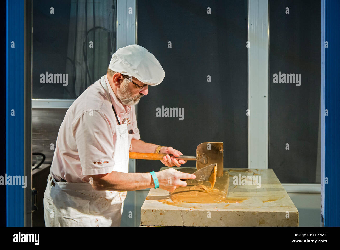 Detroit, Michigan - un lavoratore rende fudge a Ryba's Fudge. Foto Stock