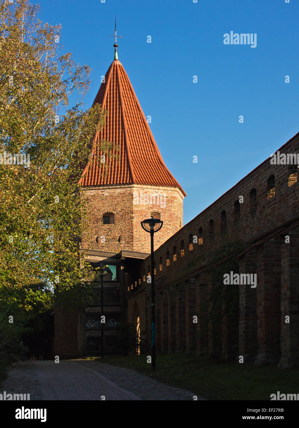 Una torre sulla parete della città di Rostock (Germania). Foto Stock