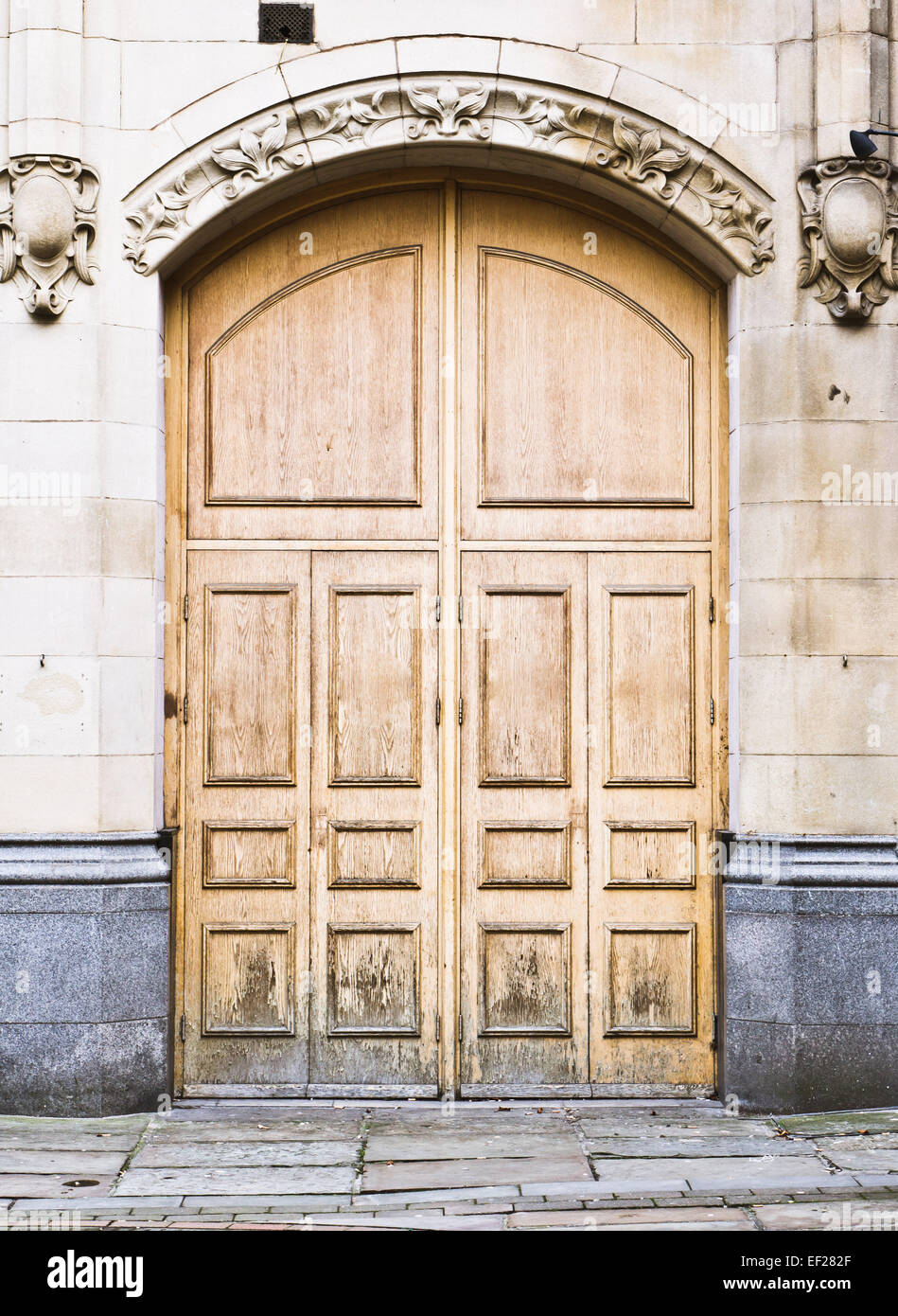 Un grande arco in legno porta Foto Stock