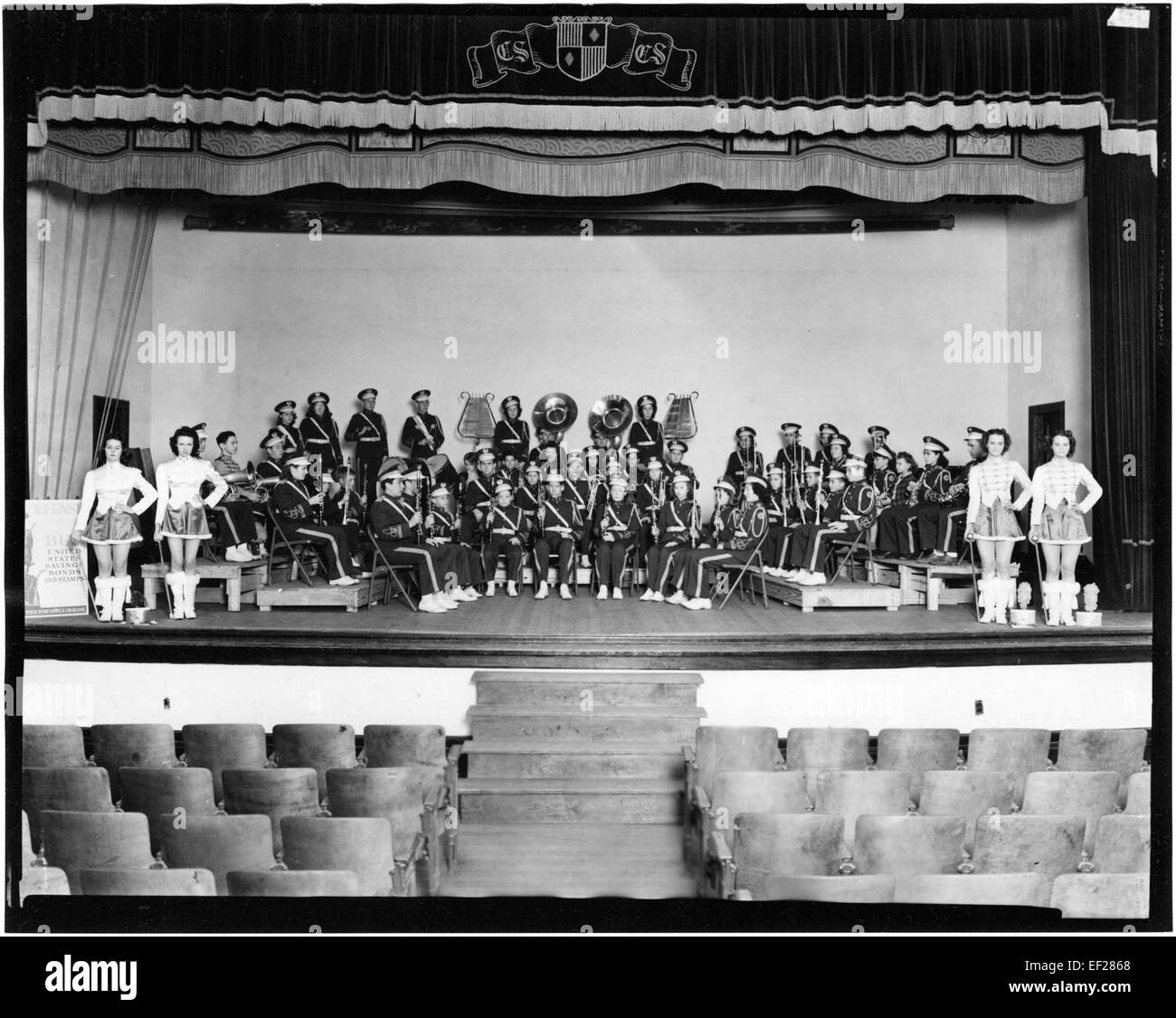 La banda e le majorette di tamburi della Crystal Springs High School si esibiscono durante un evento pubblico. Questo gruppo rappresenta l'orgoglio e la tradizione musicale della scuola nel Mississippi. Foto Stock