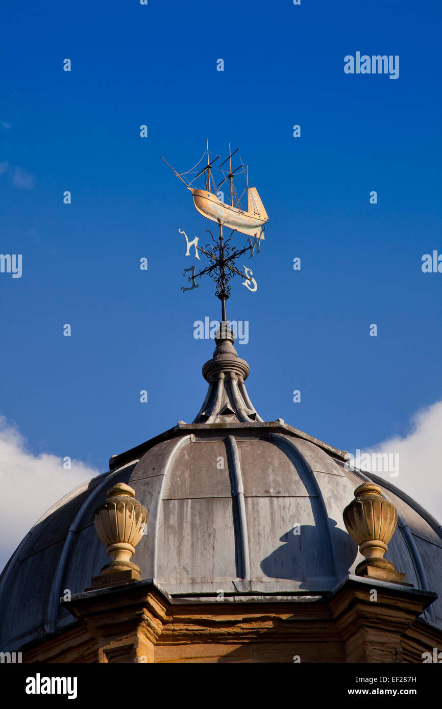 Galeone mare banderuola sulla cima di uno storico edificio di Bristol. Cielo blu Foto Stock