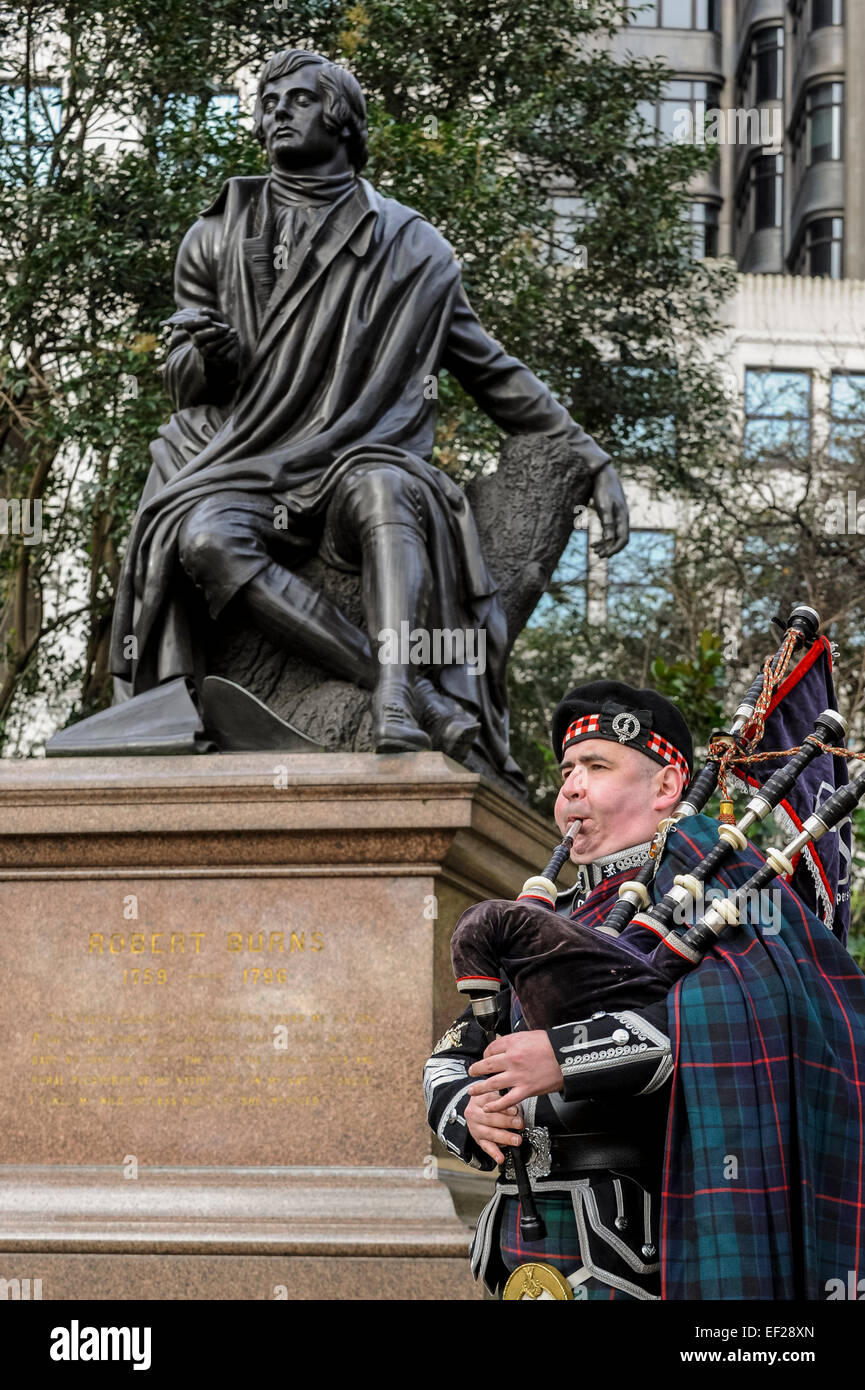 Londra, UK, 25 gennaio 2015. Il Burns Club di Londra festeggia il compleanno di Robert Burns, della Scozia poeta nazionale, con una ghirlanda di cerimonia di posa a Robert Burns' statua in Victoria Embankment Gardens. La corona è stata prevista da Bill Henry, presidente di Burns Club di Londra, seguita da un versetto da Hector Davidson il Burns Club di Londra con la musica della tubazione da Steven Dewar. Credito: Stephen Chung/Alamy Live News Foto Stock