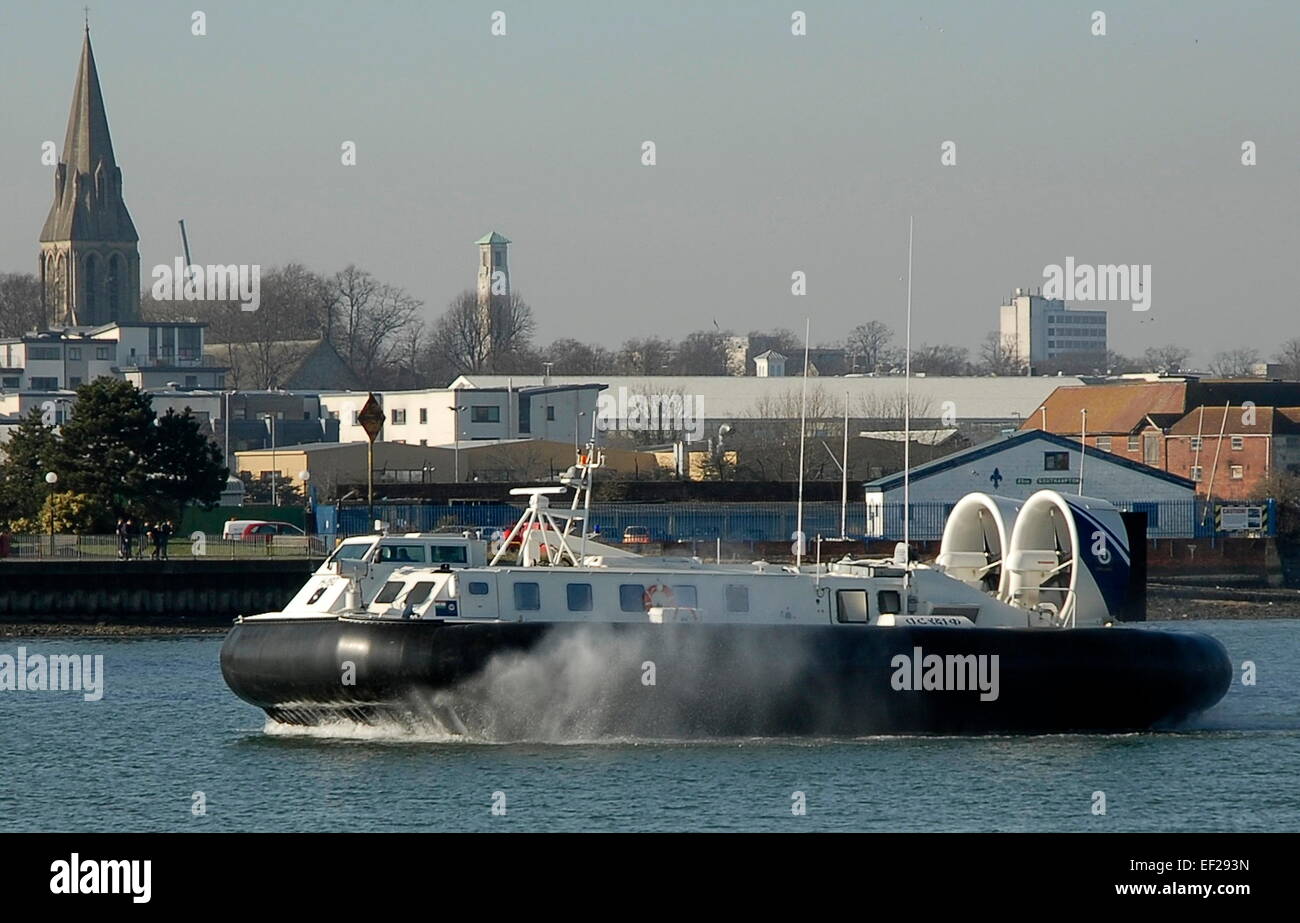 AJAXNETPHOTO. - 19Febbraio, 2013. SOUTHAMPTON, Inghilterra. - Nuovo GRIFFON HOVERCRAFT per la guardia costiera indiana subisce le prove. Foto:TONY HOLLAND/AJAX. REF:3420. Foto Stock