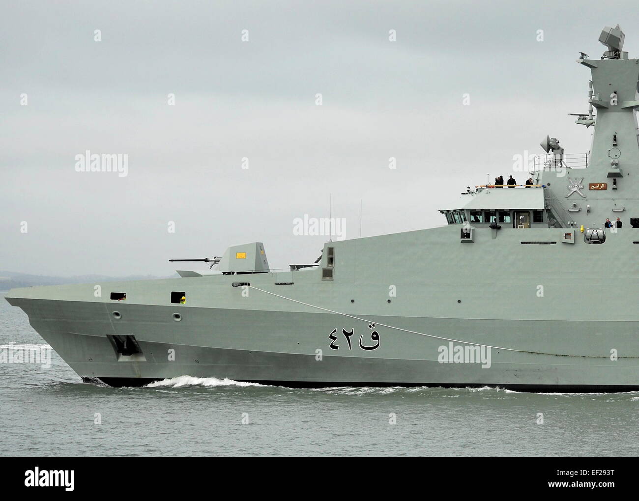 AJAXNETPHOTO. - 05 Aprile, 2014. PORTSMOUTH, Inghilterra. - Ultimo OMANI CORVETTE - AL-RASIKH, terzo CORVETTE costruito da BAE Systems e lanciato nel 2011, lasciando la base navale su prove in mare. foto:TONY HOLLAND/AJAX REF:DTH140504 7862 Foto Stock