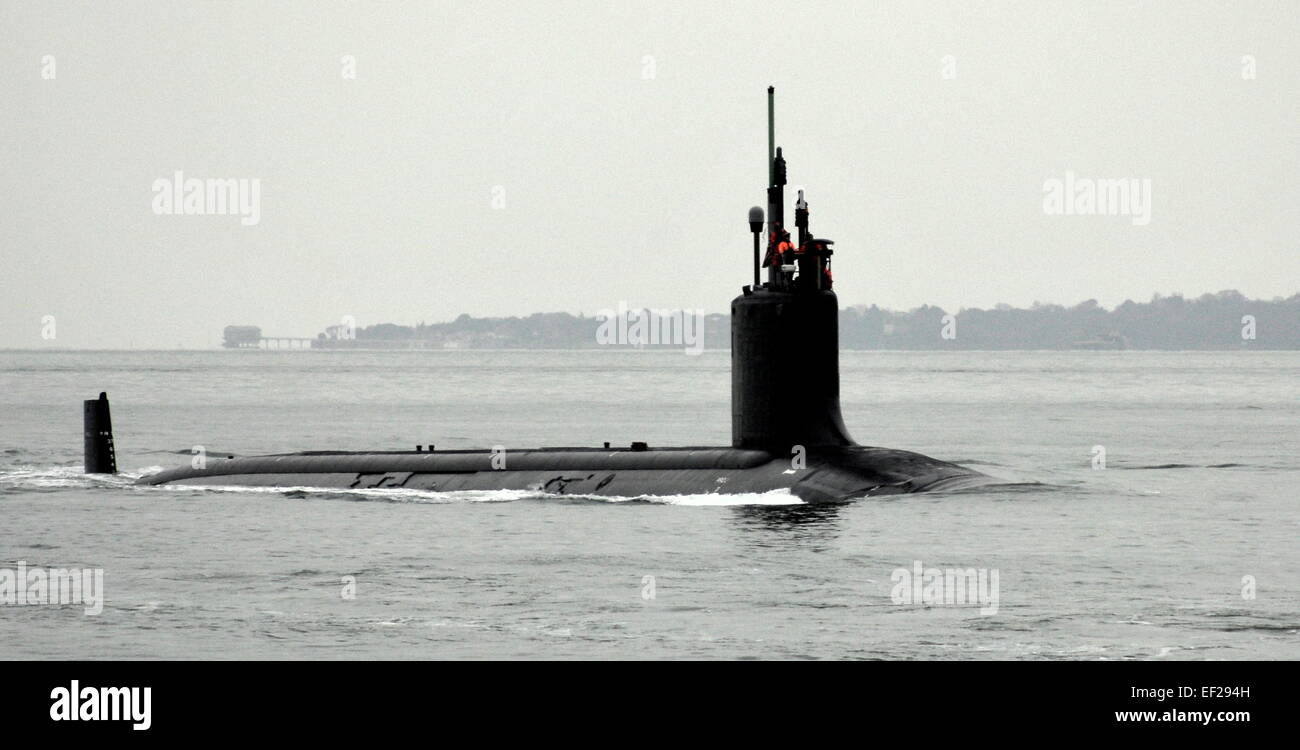 AJAXNETPHOTO. 3° dicembre 2013. PORTSMOUTH INGHILTERRA - U.S. NAVY SUB restituisce. - USS Missouri entra in porto. foto:TONY HOLLAND/AJAX REF:DTH130312 5820 Foto Stock