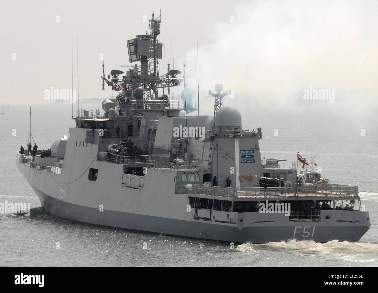 AJAXNETPHOTO. 16Luglio, 2013. PORTSMOUTH, Inghilterra. - Nuova fregata indiana - INS TRIKAND, una classe TALWAR MISSILE FRIGATE, è stato commissionato nell'INS sulla 29giugno 2013 e viene visto lasciare la base navale dopo la sua prima visita di cortesia. Foto:TONY HOLLAND/AJAX REF:DTH 131607 4401 Foto Stock