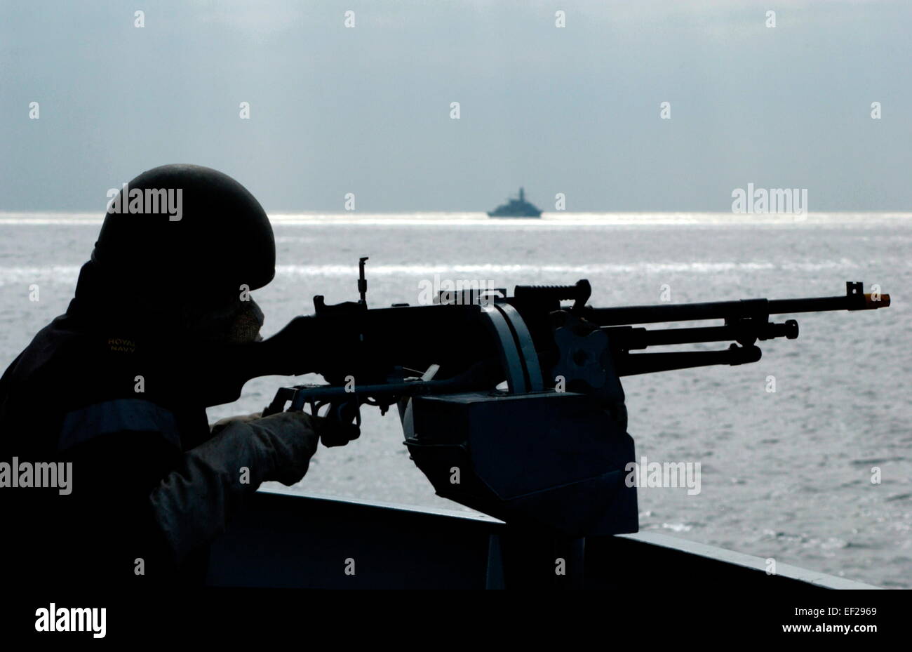 AJAXNETPHOTO - 2005 - ROYAL NAVY FOST FORMAZIONE - un marinaio sul ponte della fregata HMS KENT sulla difensiva contro l'attacco dell'aria. Foto:JONATHAN EASTLAND/AJAX REF:50410/538 30Th October, 2011 - vedi storia - REGNO UNITO GOV SANZIONI Le guardie armate sulla bandiera britannica NAVI MERCANTILI LA VELA AD EST DI SUEZ. Foto Stock