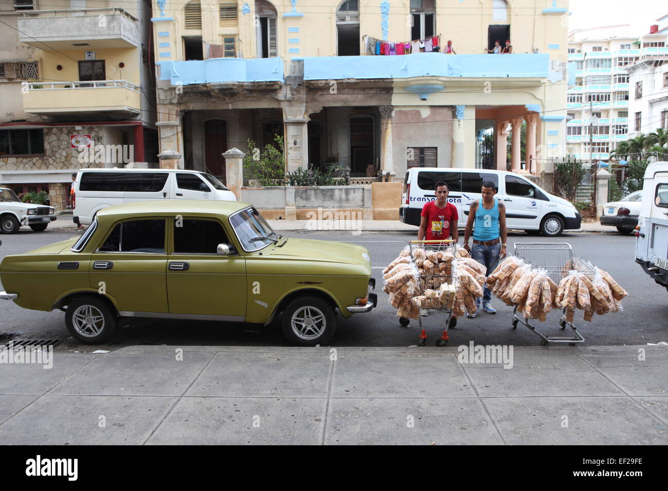 Lada e biscotti di venditori, Vedado, Havana, Cuba Foto Stock