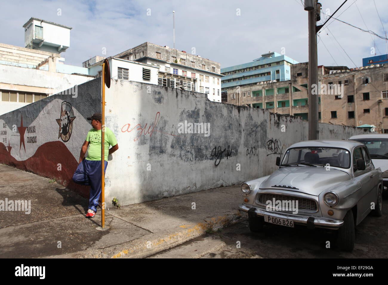 Uomo in piedi in un angolo di strada nel Vedado, Havana, Cuba Foto Stock