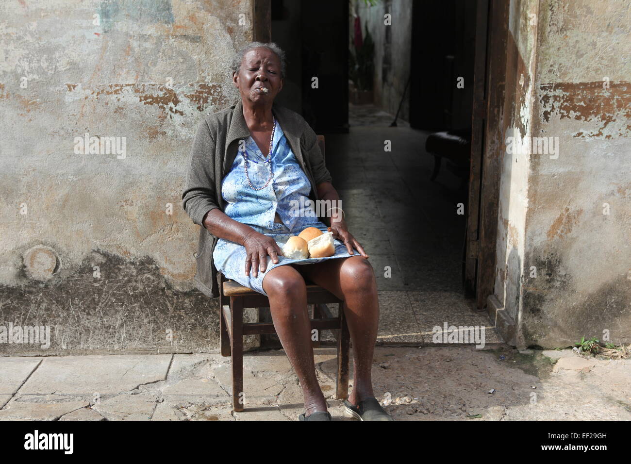 Old Lady di fumare un sigaro in Old Havana, Cuba Foto Stock