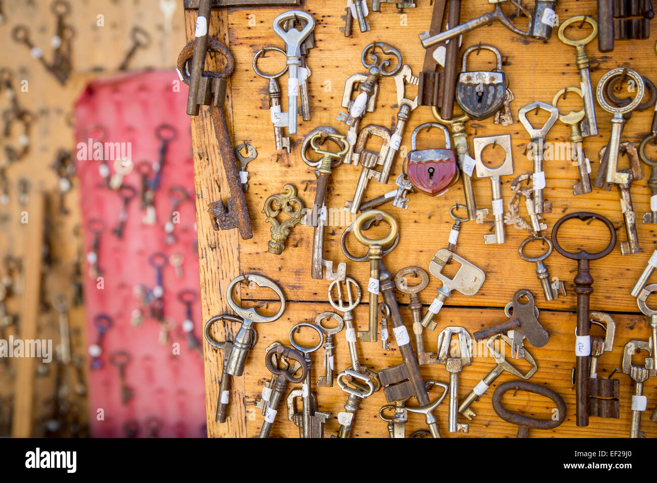 I tasti sul display al Marché aux Puces de Saint-Ouen, il famoso Mercato delle Pulci, Parigi Francia Foto Stock
