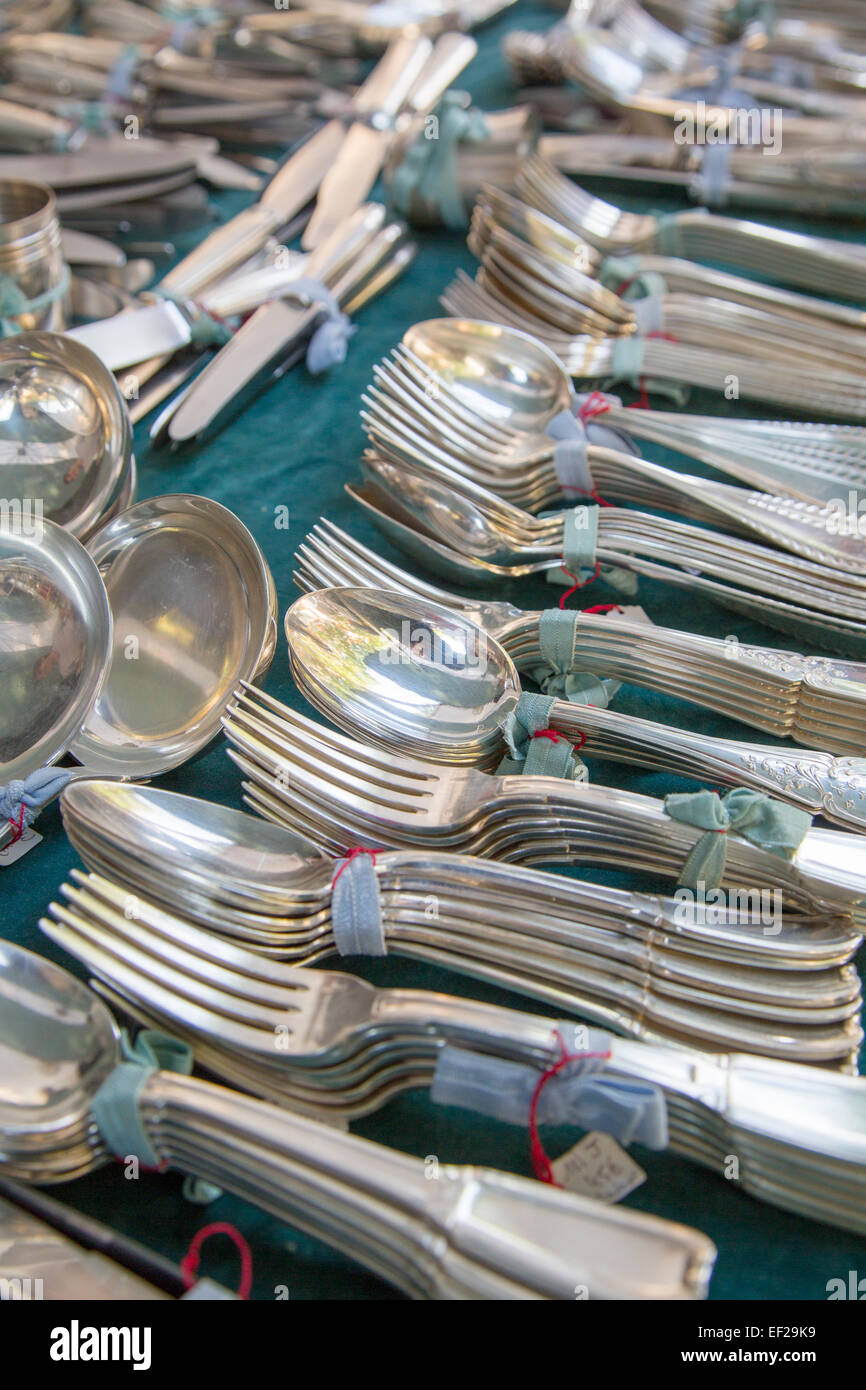 Argenti per la vendita al Marché aux Puces de Saint-Ouen, il famoso Mercato delle Pulci, Parigi Francia Foto Stock