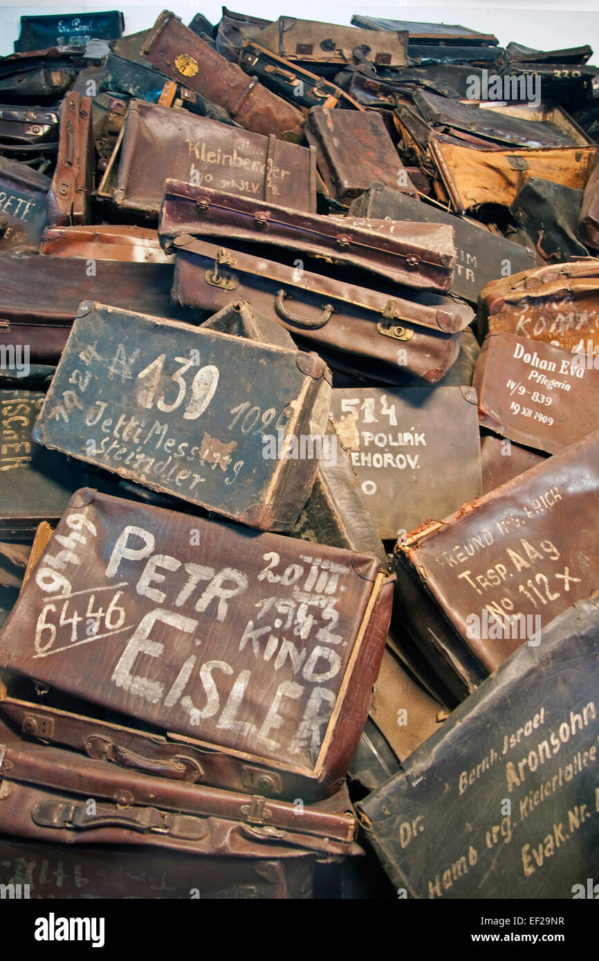 Bagagli di vittime visualizzati ad Auschwitz campo di Auschwitz-Birkenau Memorial Museo di Stato. Foto Stock