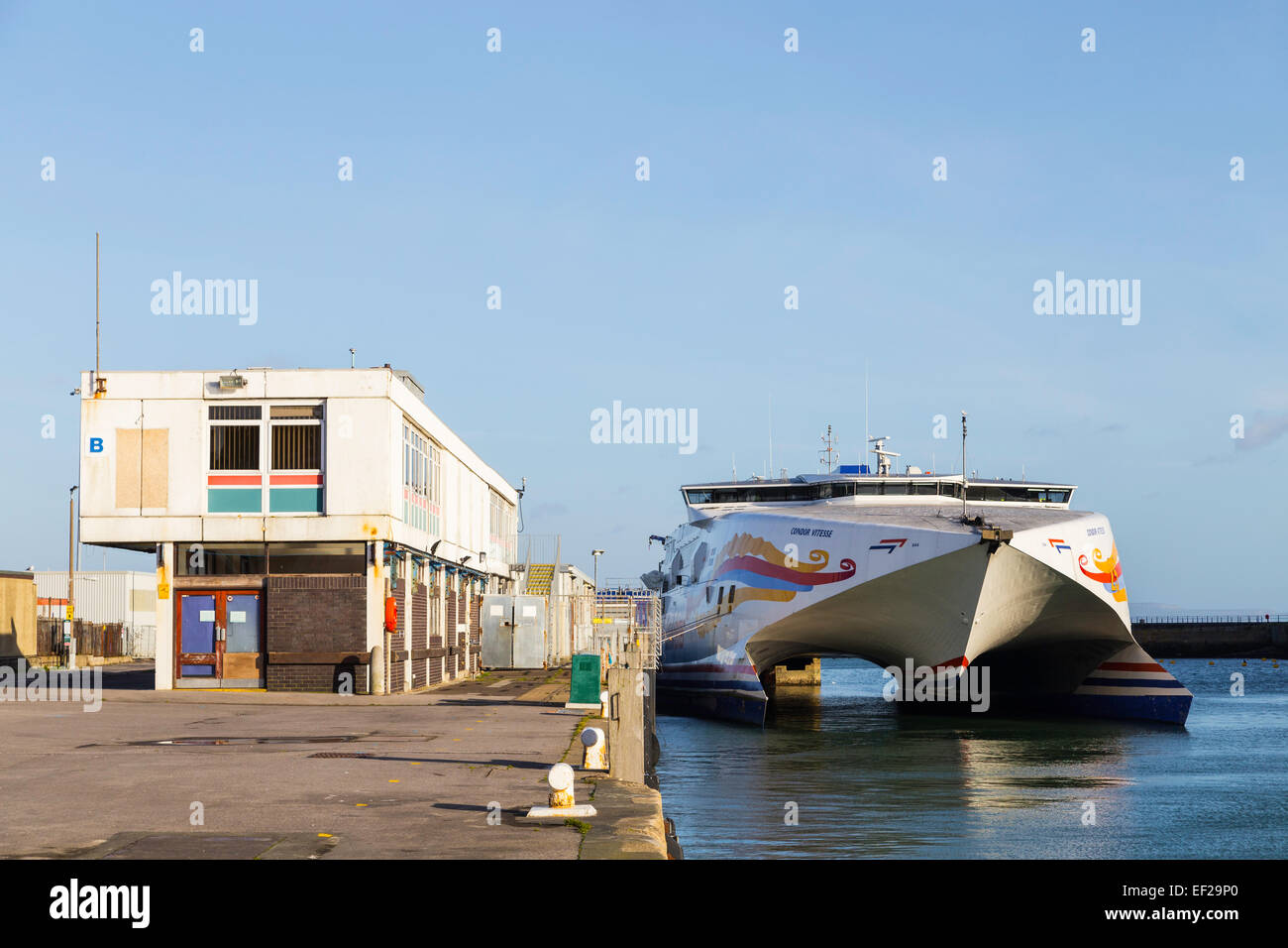 Il Condor catamarano cross channel ferry è ormeggiato a Weymouth Harbour in una giornata soleggiata con un cielo azzurro. Foto Stock
