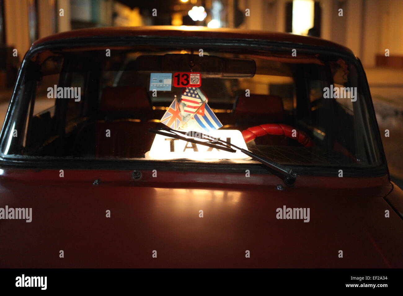 Lada Taxi CON IL REGNO UNITO, American e bandiere cubane! Foto Stock