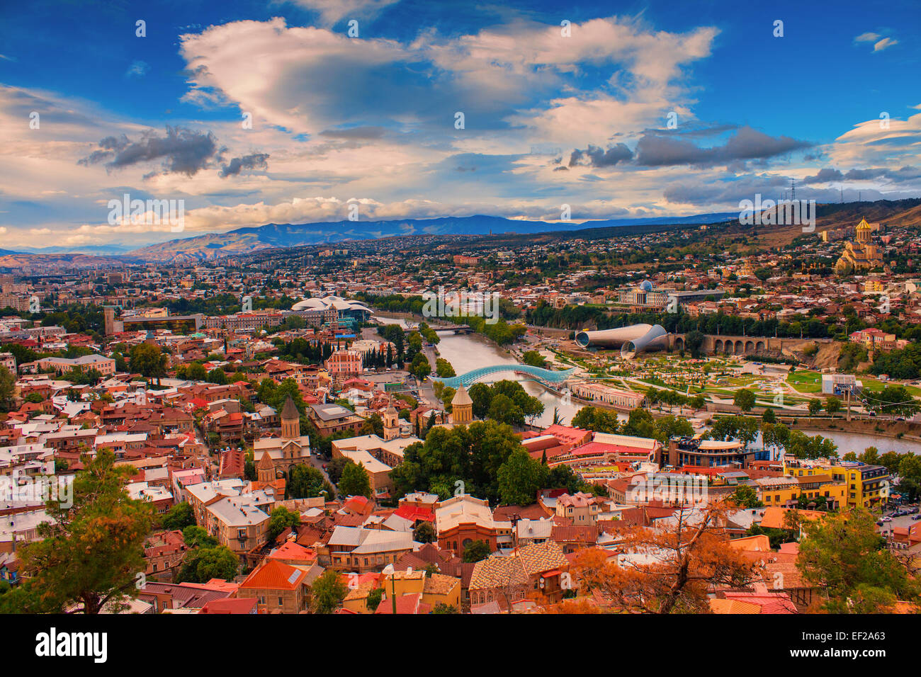 Bella vista panoramica della città di Tbilisi nella luce della sera, Georgia paese Foto Stock