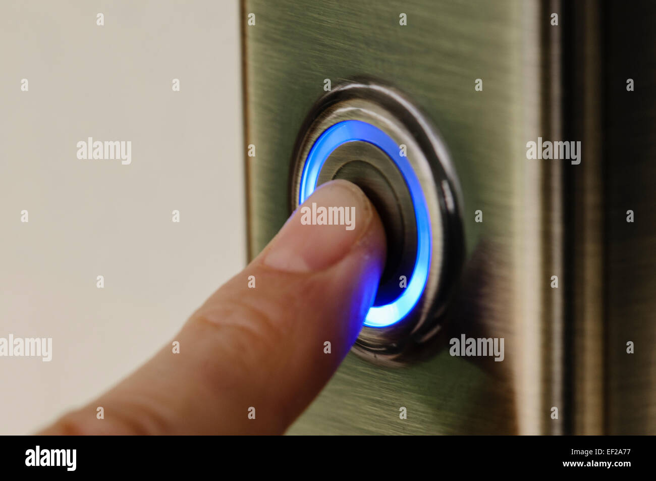 L'anello internet video citofono da ring.com che registra video di movimento e avvisa gli utenti tramite il proprio smartphone Foto Stock