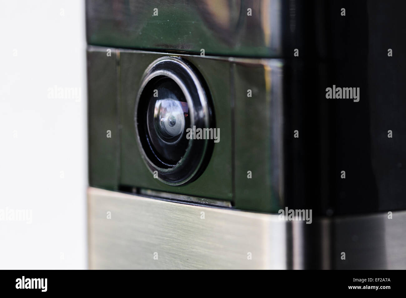 L'anello internet video citofono da ring.com che registra video di movimento e avvisa gli utenti tramite il proprio smartphone Foto Stock