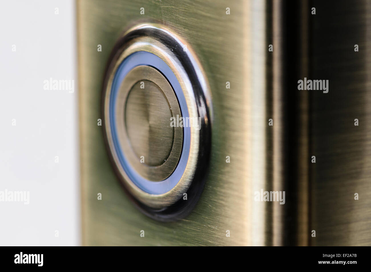 L'anello internet video citofono da ring.com che registra video di movimento e avvisa gli utenti tramite il proprio smartphone Foto Stock