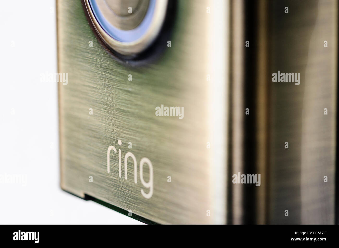 L'anello internet video citofono da ring.com che registra video di movimento e avvisa gli utenti tramite il proprio smartphone Foto Stock