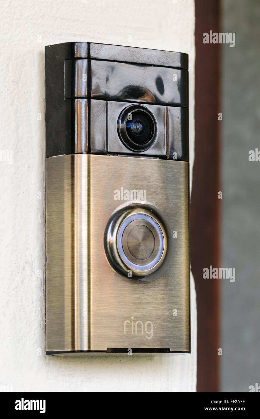 L'anello internet video citofono da ring.com che registra video di movimento e avvisa gli utenti tramite il proprio smartphone Foto Stock
