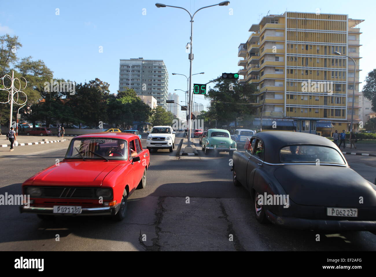 Il vecchio russo e auto americane nel Vedado, Havana, Cuba Foto Stock