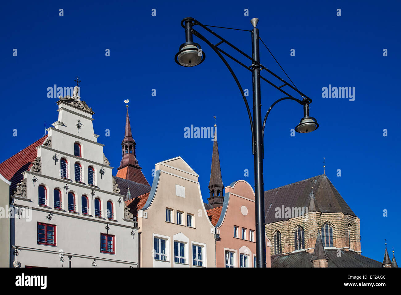 Lanterna ed edifici storici di Rostock (Germania) Foto Stock