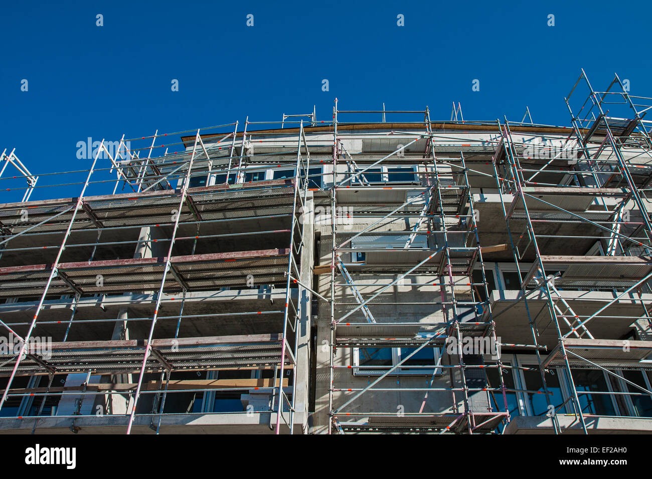 Un edificio sito con cielo blu. Foto Stock