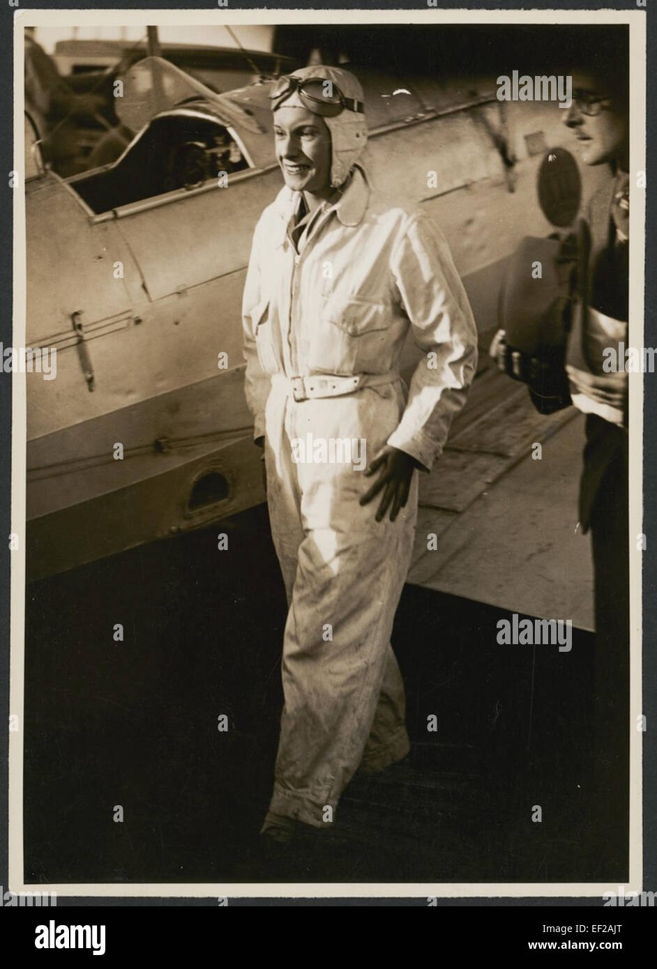 Jean Batten, un pioniere aviatore neozelandese, viene mostrato accanto al suo biplano Gipsy Moth G-AARB. Batten era rinomata per i suoi voli da solista e stabilì diversi record di aviazione all'inizio del XX secolo. Foto Stock