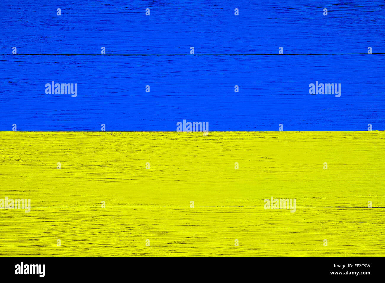 Bandiera dell'Ucraina su uno sfondo di legno Foto Stock