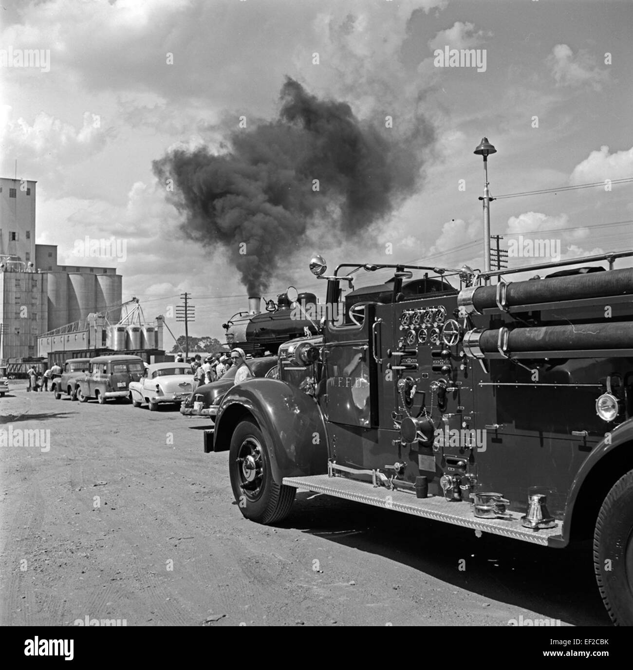 Questa immagine cattura un momento storico con la locomotiva n. 409 della Fort Worth & Denver City Railway accanto a un pompiere, evidenziando l'intersezione dei trasporti e dei servizi di emergenza durante l'espansione industriale. Foto Stock