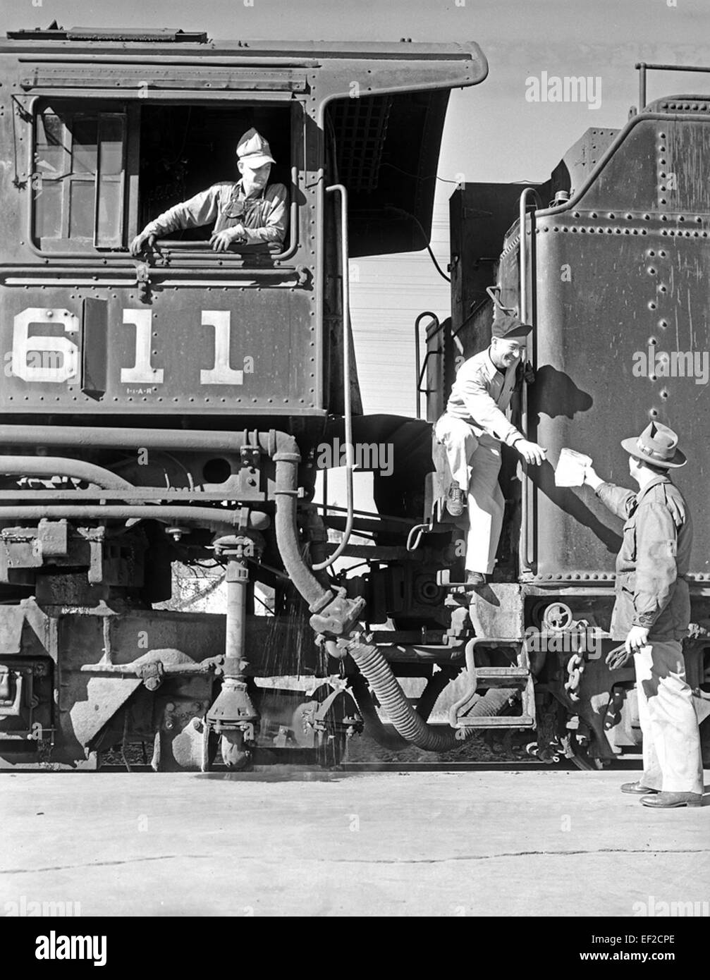 Questa fotografia mostra la locomotiva 611, gestita da ingegneri della Texas & Pacific Railway Company. Mette in evidenza la potenza e il design della locomotiva e degli uomini che lavorano nel settore ferroviario. Foto Stock