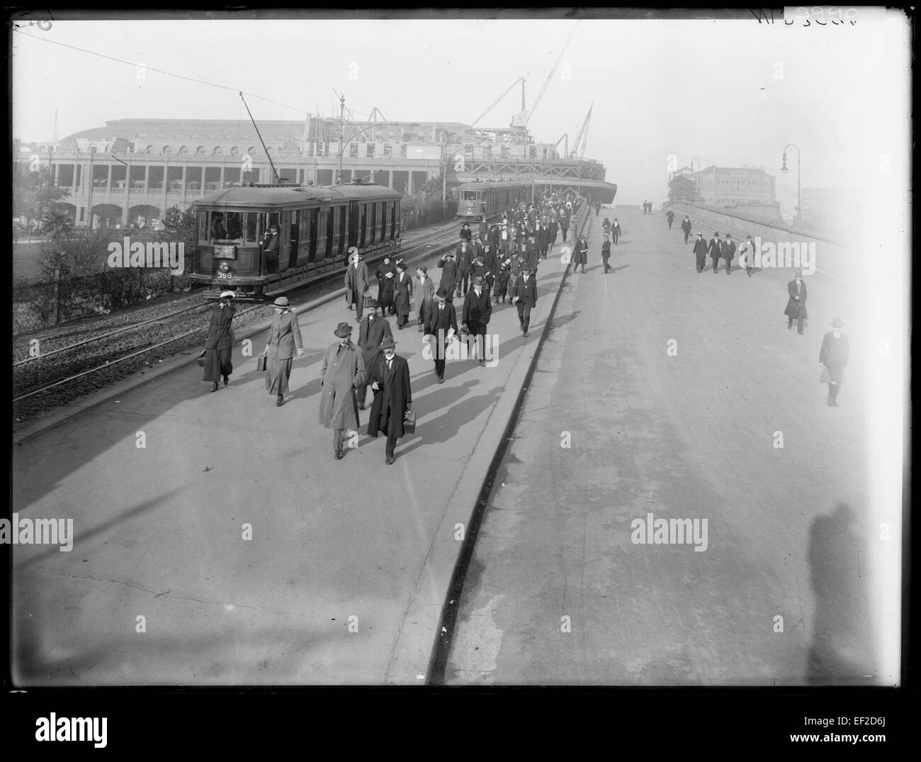 Questa immagine mostra il traffico passeggeri da e verso una località, catturato in bianco e nero dagli Archivi di Stato del nuovo Galles del Sud. Mette in evidenza l'attività dei trasporti nella regione. Foto Stock