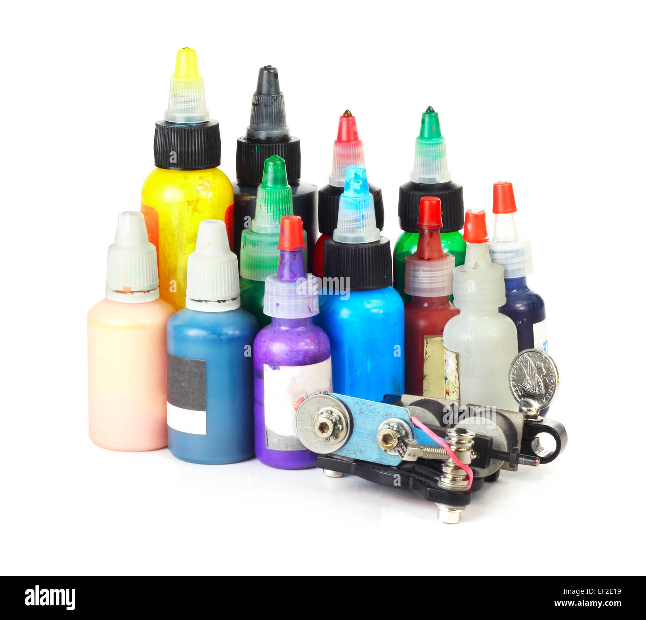 Tattoo Machine con molti colori bottiglie di inchiostro isolato sfondo bianco Foto Stock