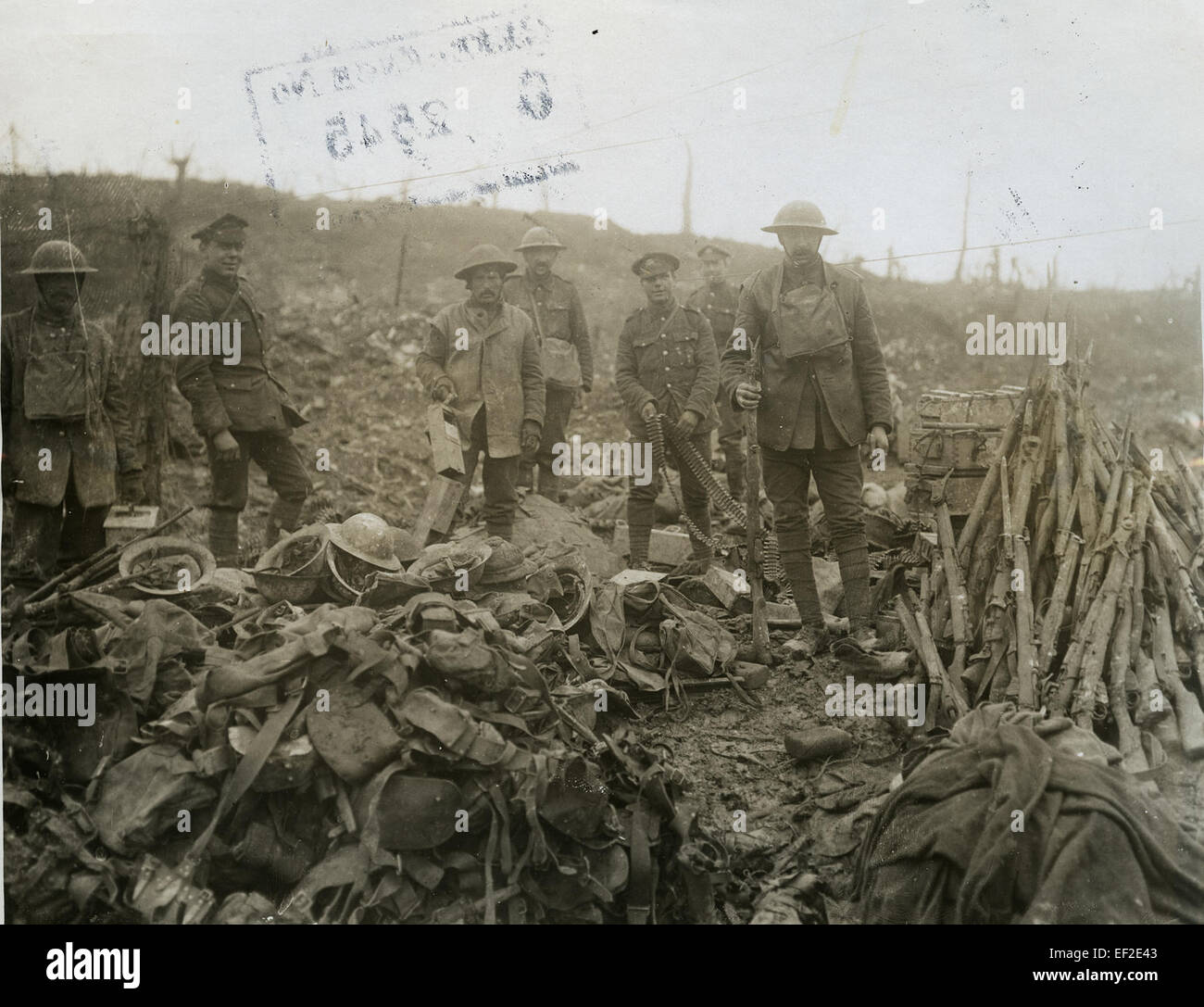 Questa immagine raffigura le operazioni di salvataggio condotte nei pressi di Bapaume, concentrandosi sul recupero di attrezzature militari e detriti dopo la battaglia della prima guerra mondiale. L'area fu pesantemente colpita dal conflitto e furono fatti sforzi per recuperare materiali utilizzabili. Foto Stock