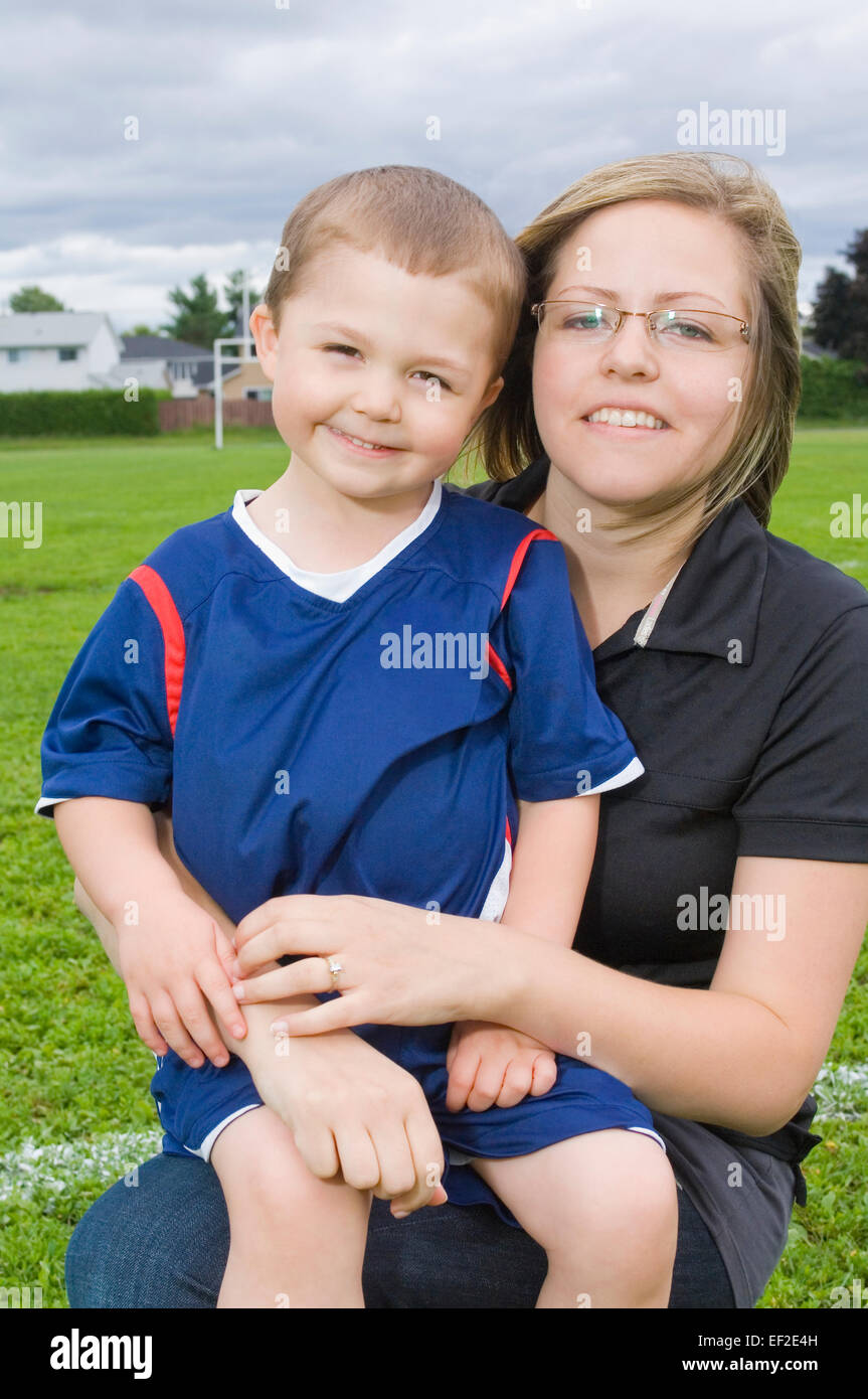 Giovane giocatore di calcio e sua madre Foto Stock