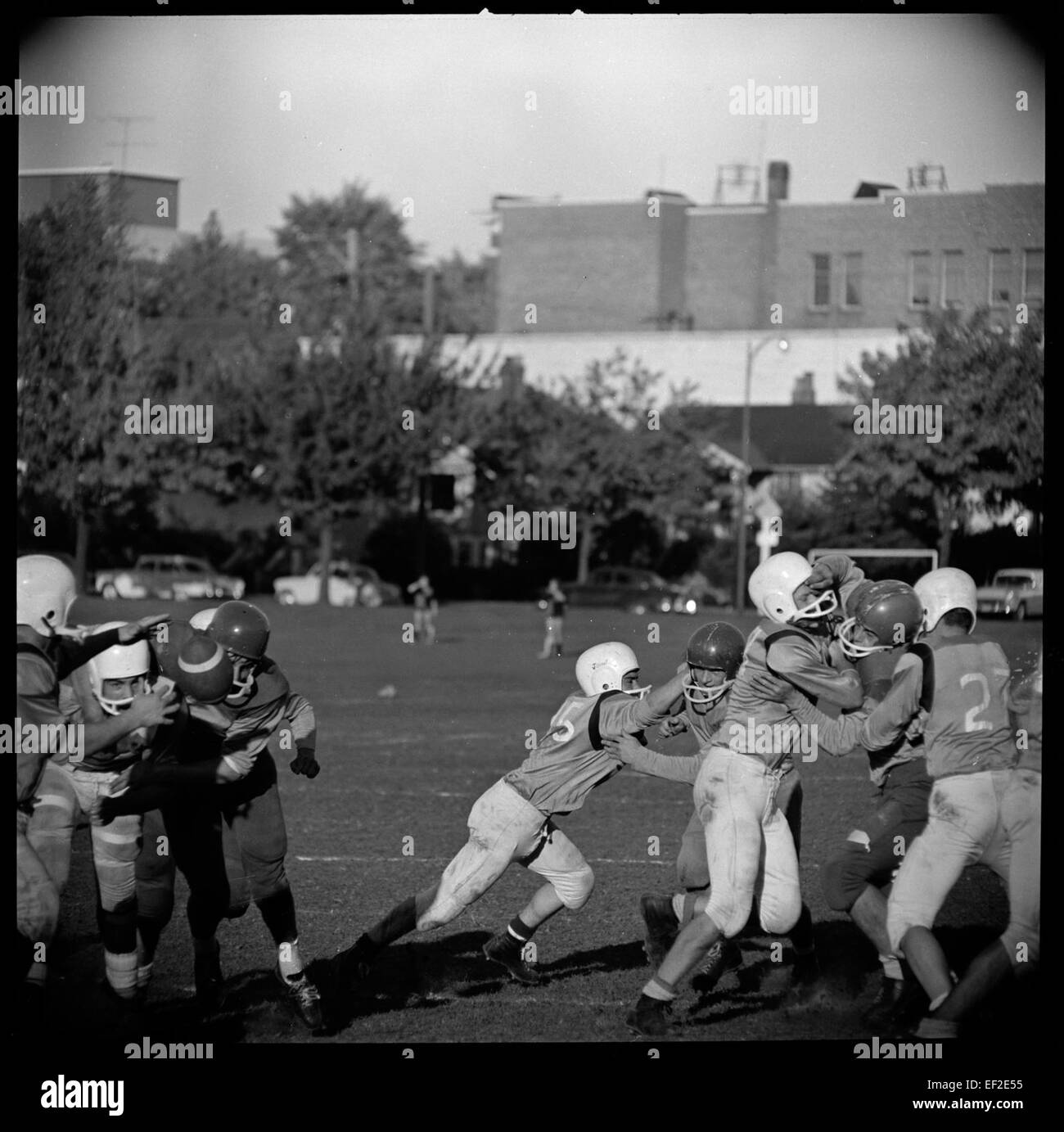 Questa immagine cattura un momento di una partita di calcio tra le squadre Kits e Delbrook. L'evento mostra la competizione atletica tra queste due squadre durante la partita. Foto Stock