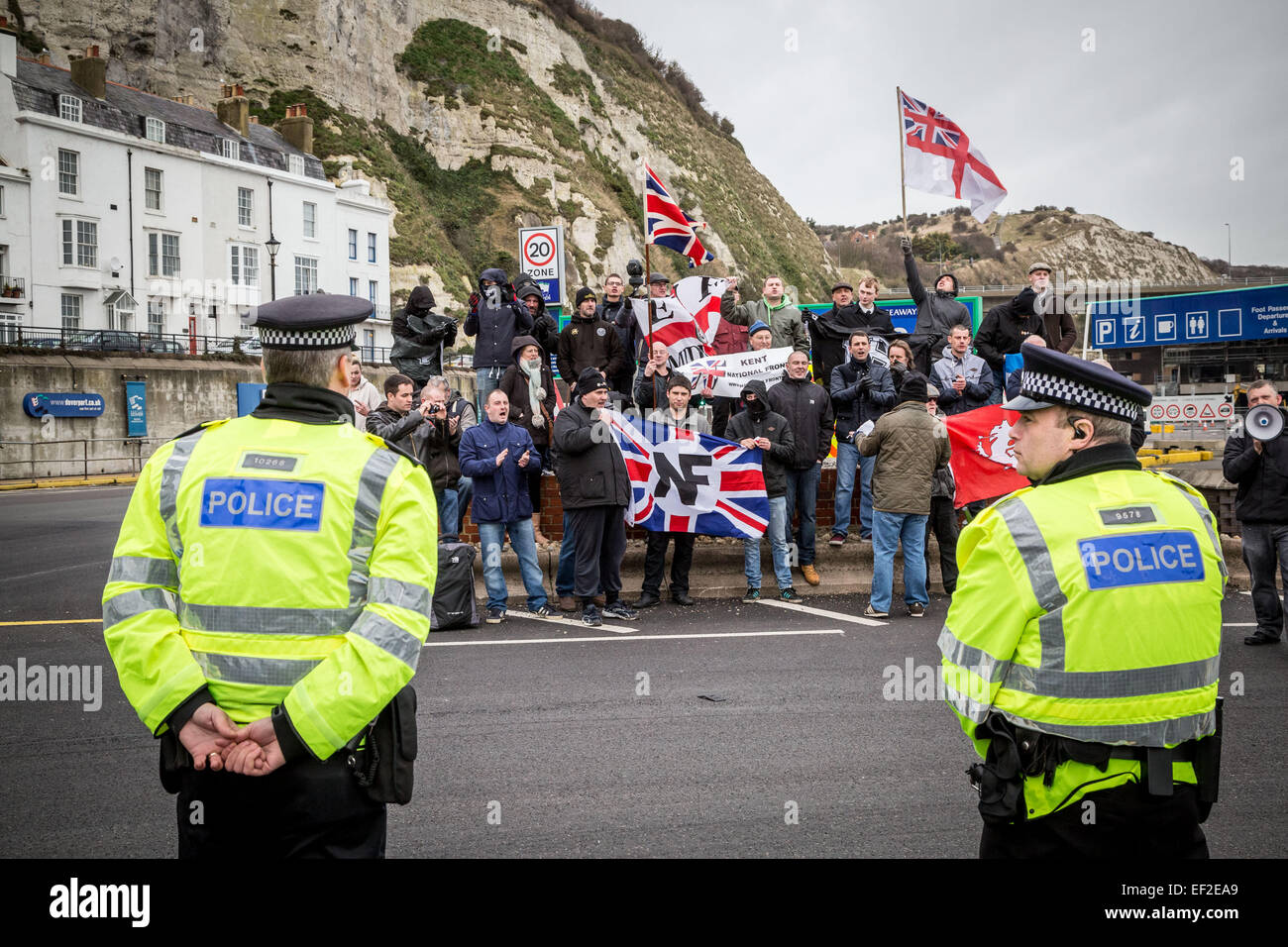 Kent, Regno Unito. 25 gennaio, 2015. Far-Right protesta contro gli immigrati clandestini a Dover Credito: Guy Corbishley/Alamy Live News Foto Stock