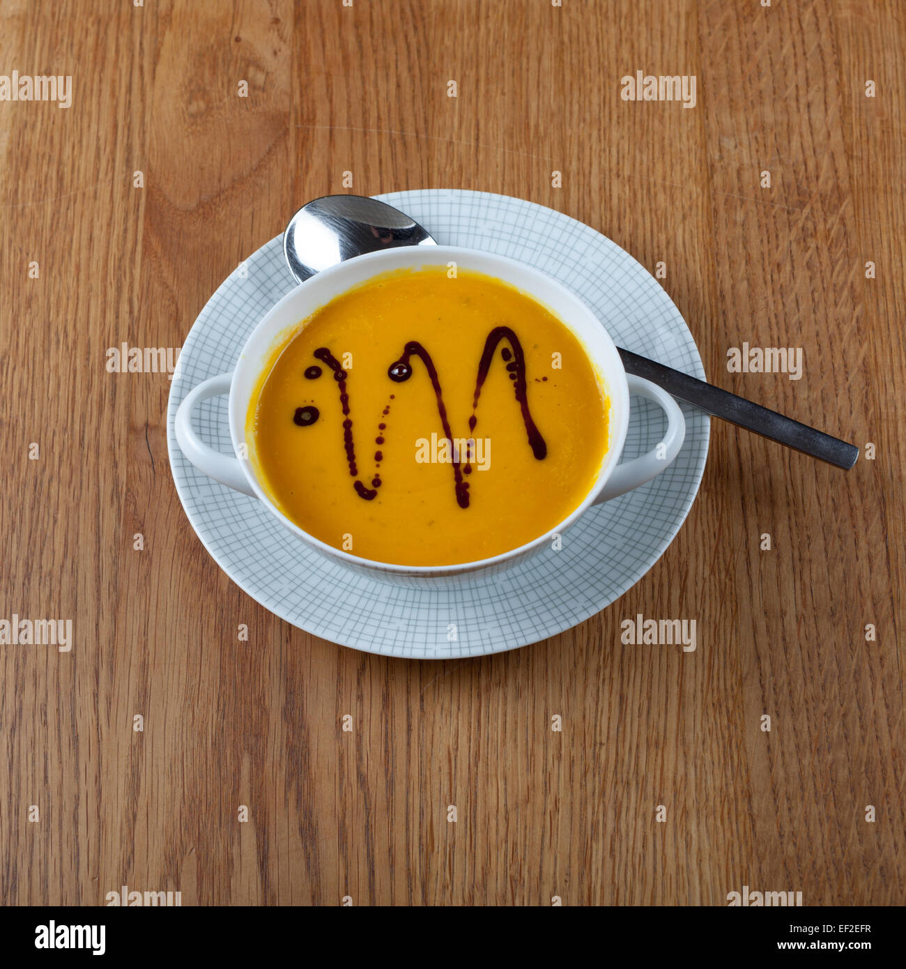 Zuppa di zucca decorata con öil di zucca Foto Stock