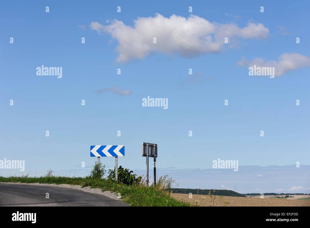 A sinistra girare solo segno sulla strada rurale, Vienne, Francia Foto Stock