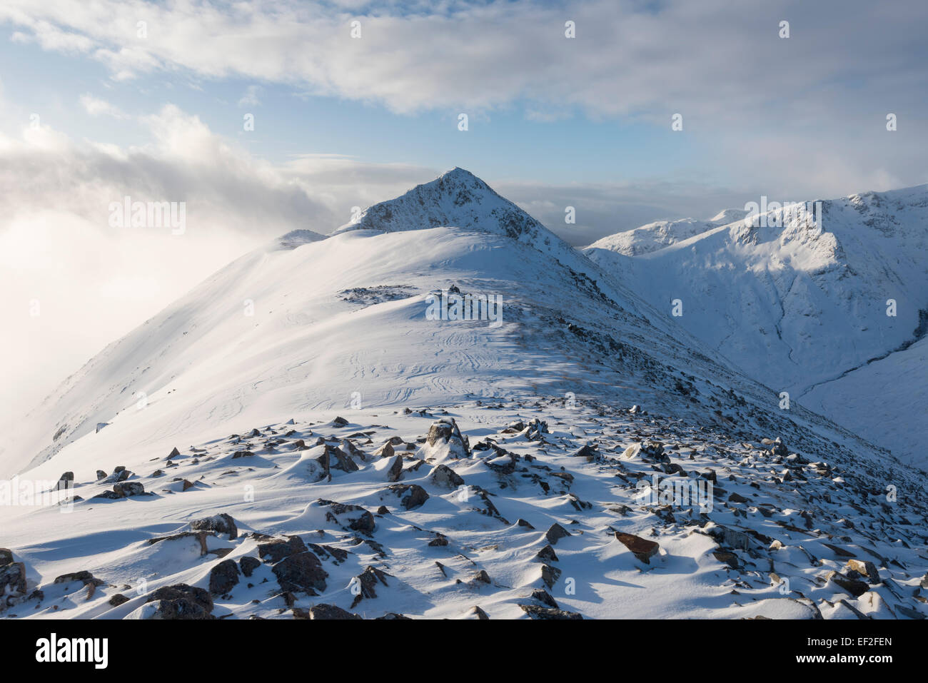 Vertice di cresta Buachaille Etive Beag in inverno, Glencoe, Highlands scozzesi, Scozia Foto Stock