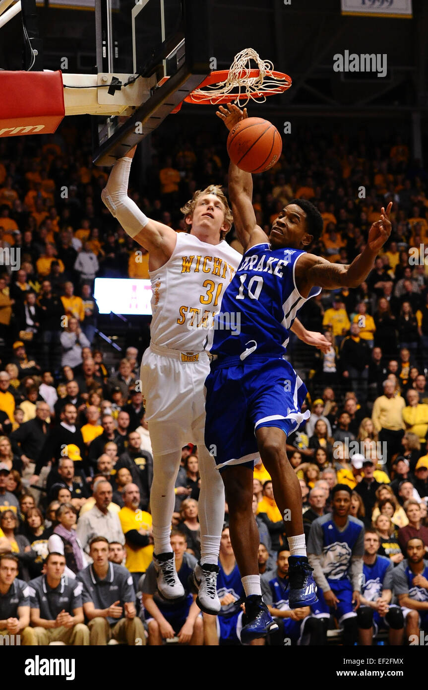 Wichita, Kansas, Stati Uniti d'America. 25 gennaio, 2015. Drake Bulldogs avanti Trevor Berkeley (10) schiacciate il basket con Wichita State guardia Shockers Ron Baker (31) al didietro del gioco durante il NCAA pallacanestro tra il Drake Bulldogs e Wichita State Shockers a Charles Koch Arena di Wichita, Kansas. Kendall Shaw/CSM/Alamy Live News Foto Stock