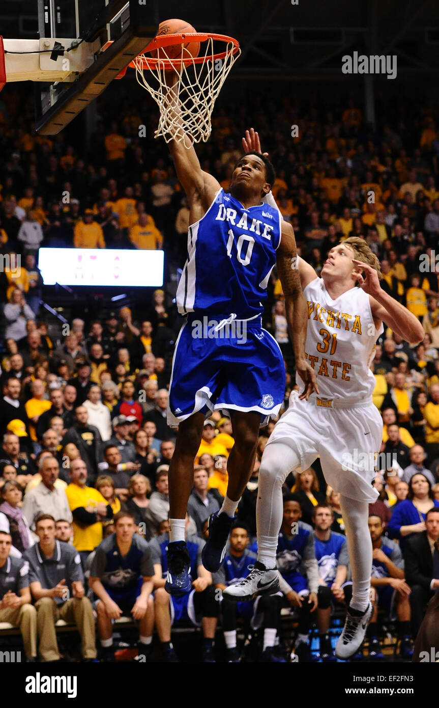 Wichita, Kansas, Stati Uniti d'America. 25 gennaio, 2015. Drake Bulldogs avanti Trevor Berkeley (10) schiacciate il basket con Wichita State guardia Shockers Ron Baker (31) al didietro del gioco durante il NCAA pallacanestro tra il Drake Bulldogs e Wichita State Shockers a Charles Koch Arena di Wichita, Kansas. Kendall Shaw/CSM/Alamy Live News Foto Stock
