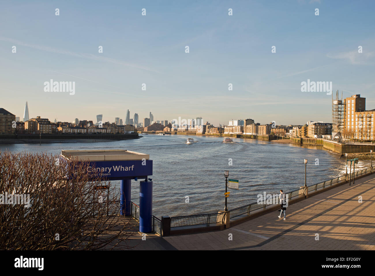 Il fiume Tamigi a Canary Wharf London REGNO UNITO Foto Stock