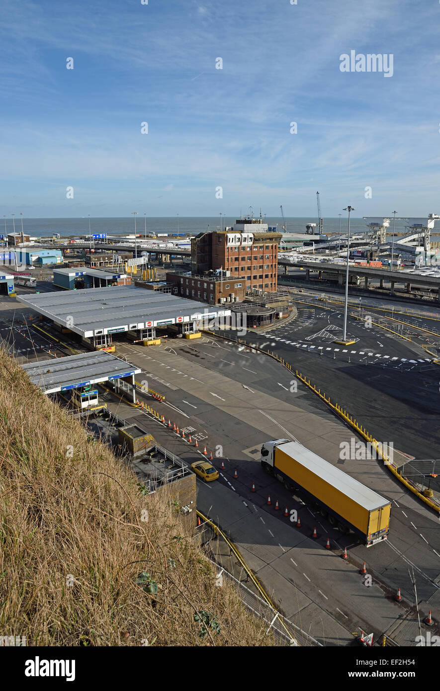 Autocarro avvicinando il controllo di frontiera quando entrando nel porto di Dover, Kent, Regno Unito. Foto Stock